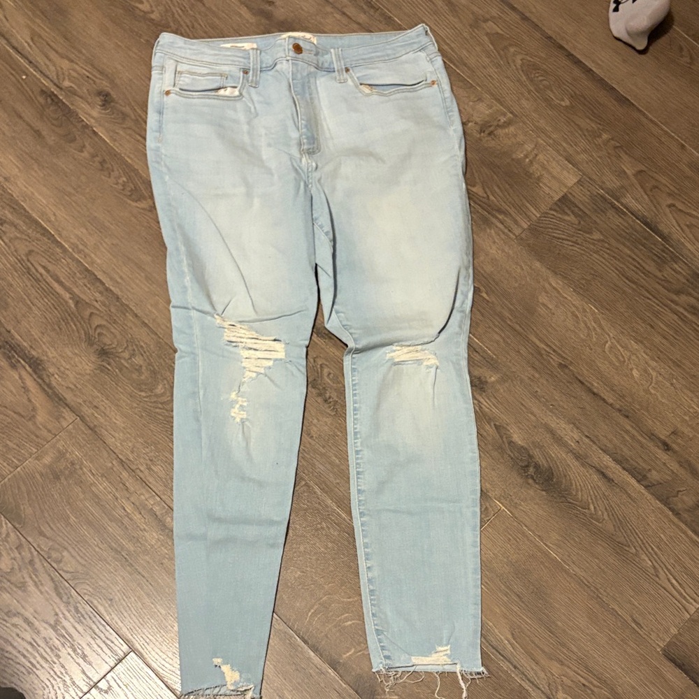 Universal Thread Light Blue Distressed Women Jeans